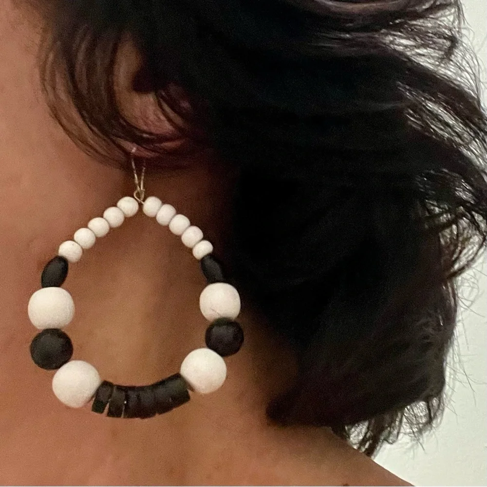 Black and White Beaded Hoop Earrings - Picture 15 of 16
